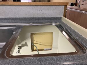 ヤマハのトップオープン食洗機を撤去する 　電源コンセント増設工事　施工中